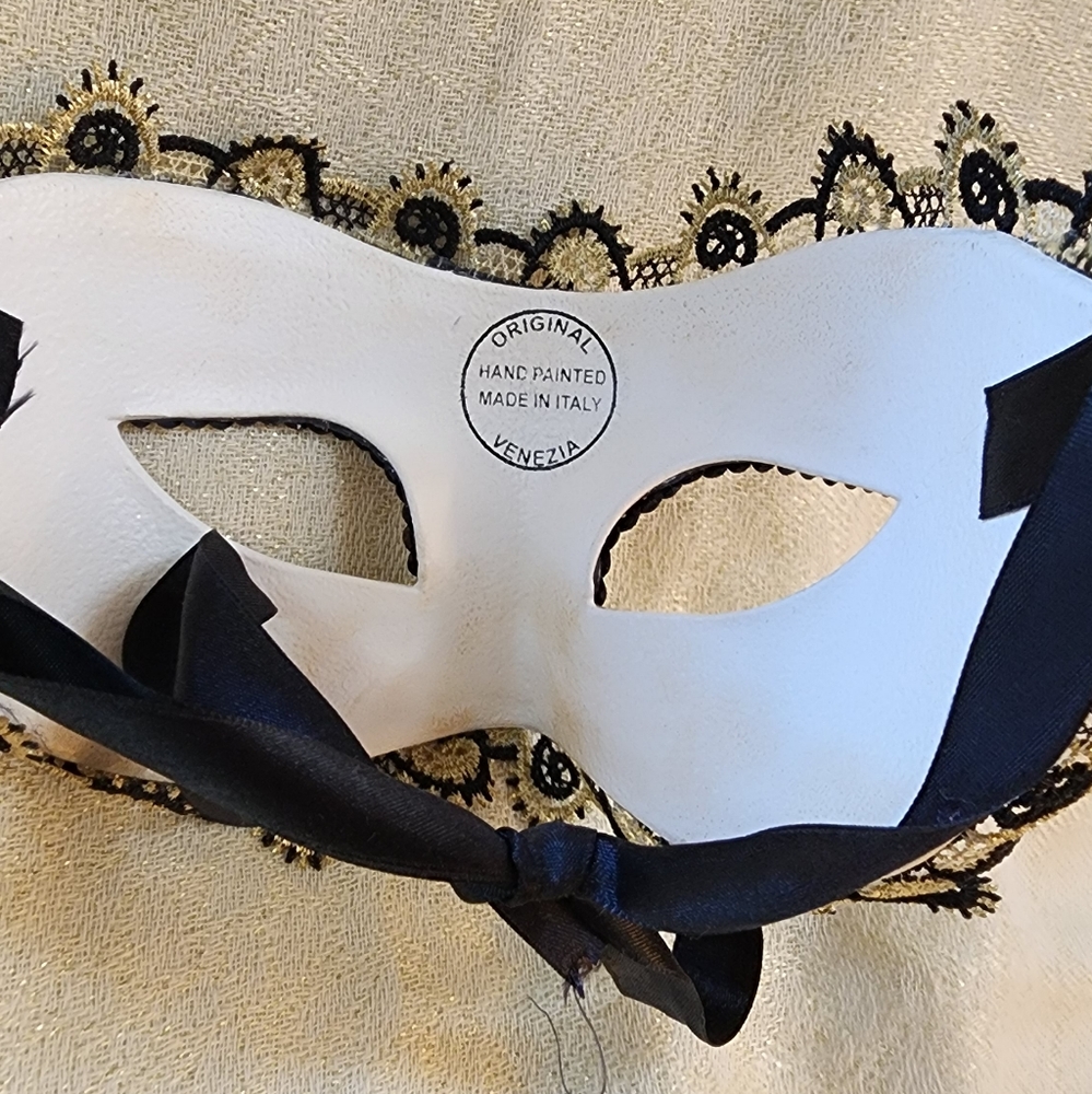 MASQUERADE MASK - Picture 4 of 5